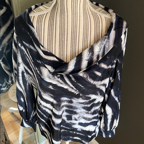 π 1 hour sale. St. John, size 12, Navy & White Patterned Blouse, Gently preloved - Picture 6 of 10